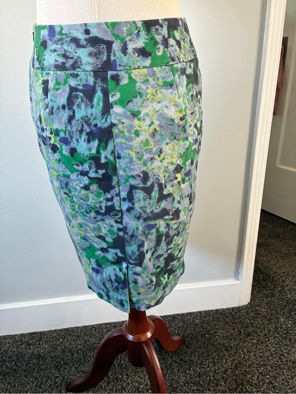 Halogen Abstract Floral Pencil Skirt in Green and Blue. Knee length size P4.